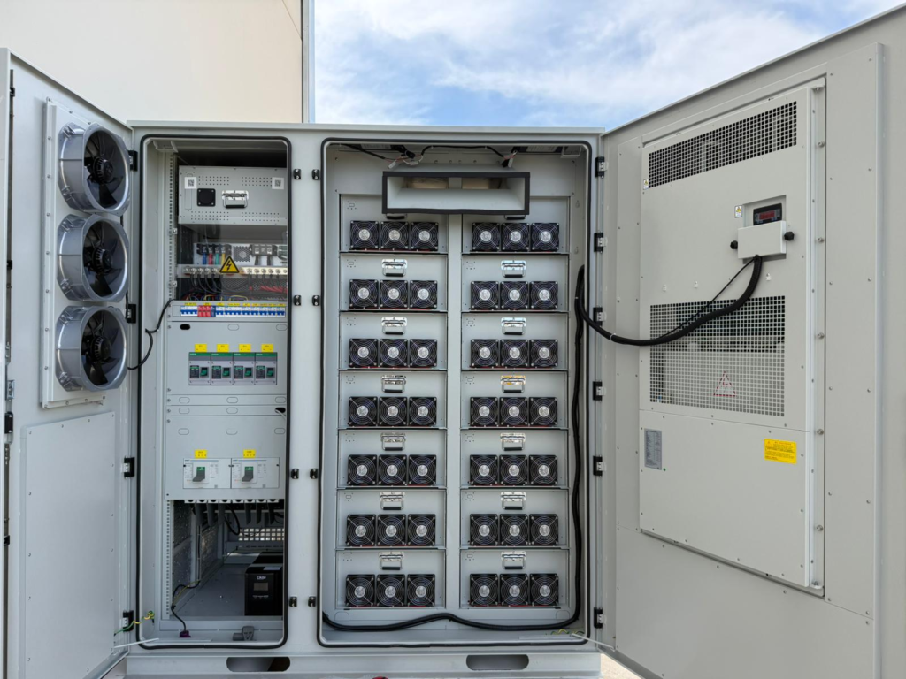 3‑10kW single‑phase hybrid inverter with dual MPPT, on off grid, EPS backup, CE IEC62109‑1 certified